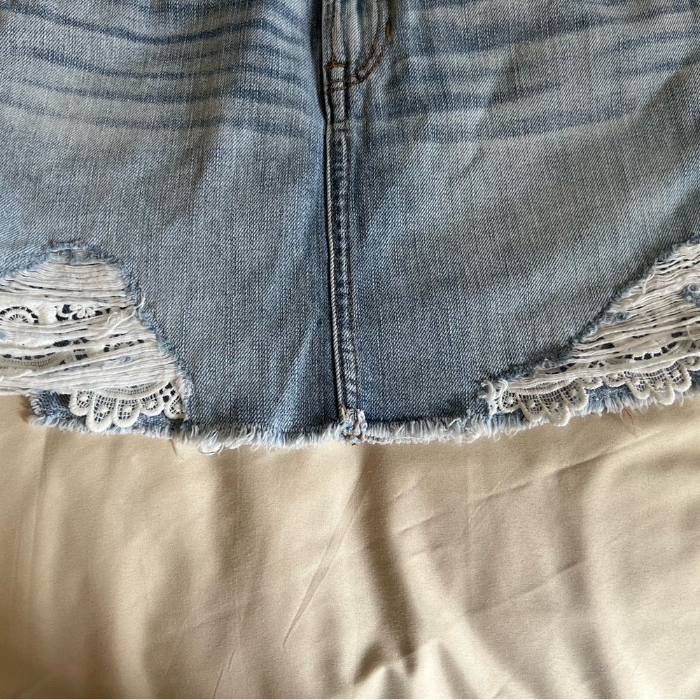 American Eagle Denim Distressed Mini Skirt with Lace Detail Size 0 - Picture 2 of 9
